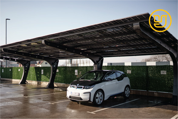 Kleines Auto parkt unter einem Solar-Carport