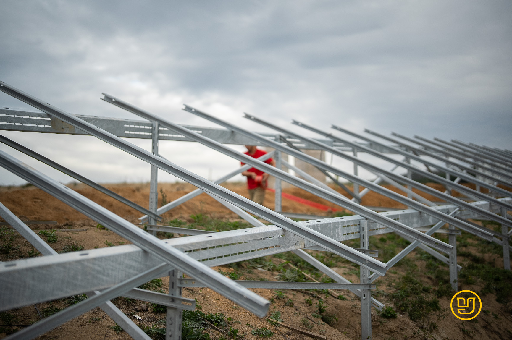 Agrosolarkonstruktion im Aufbau