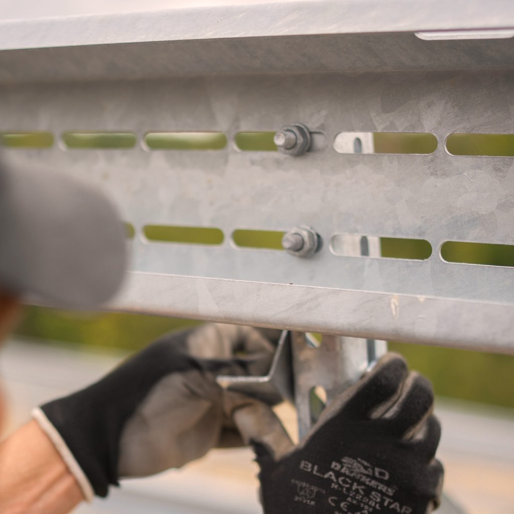 Unterkonstruktion für Solarpanele Unterkonstruktion für Solarpanele wird befestigt